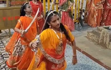 रतलाम: कालिका माता मंदिर में तलवारों के साथ गरबा, आज 51 फीट के रावण का दहन, प्रतिमाओं के विसर्जन की तैयारी