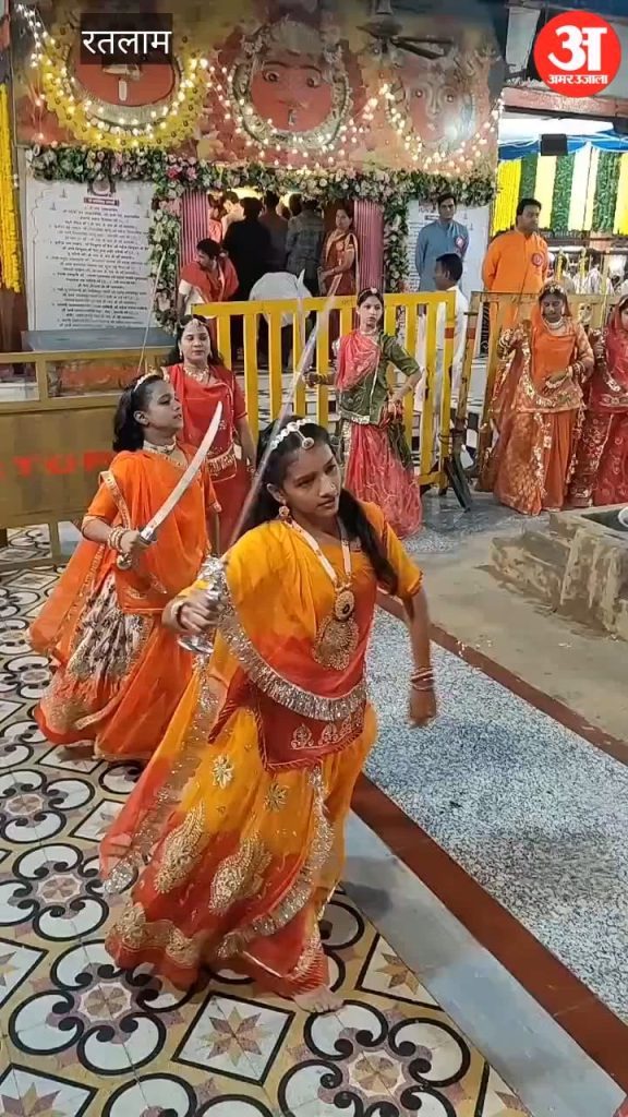 रतलाम: कालिका माता मंदिर में तलवारों के साथ गरबा, आज 51 फीट के रावण का दहन, प्रतिमाओं के विसर्जन की तैयारी