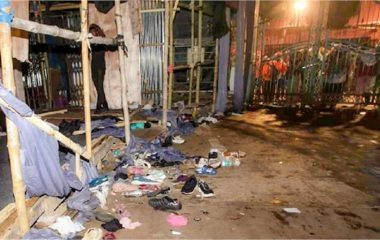 कोलकाता दुर्गा पूजा पंडाल भगदड़: आंखों के सामने मां ने तोड़ा दम… दर्द से कराह उठे परिजन, पूछा- इन मौतों का जिम्मेदार कौन?