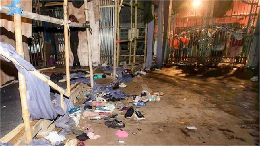 कोलकाता दुर्गा पूजा पंडाल भगदड़: आंखों के सामने मां ने तोड़ा दम… दर्द से कराह उठे परिजन, पूछा- इन मौतों का जिम्मेदार कौन?