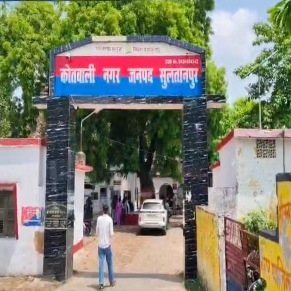 मृतक की पत्नी के खाते से फर्जी हस्ताक्षर रुपए ट्रांसफर:पति की मौत के बाद ग्रेच्युटी के लिए जमा कराए दस्तावेज, क्लर्क पर FIR