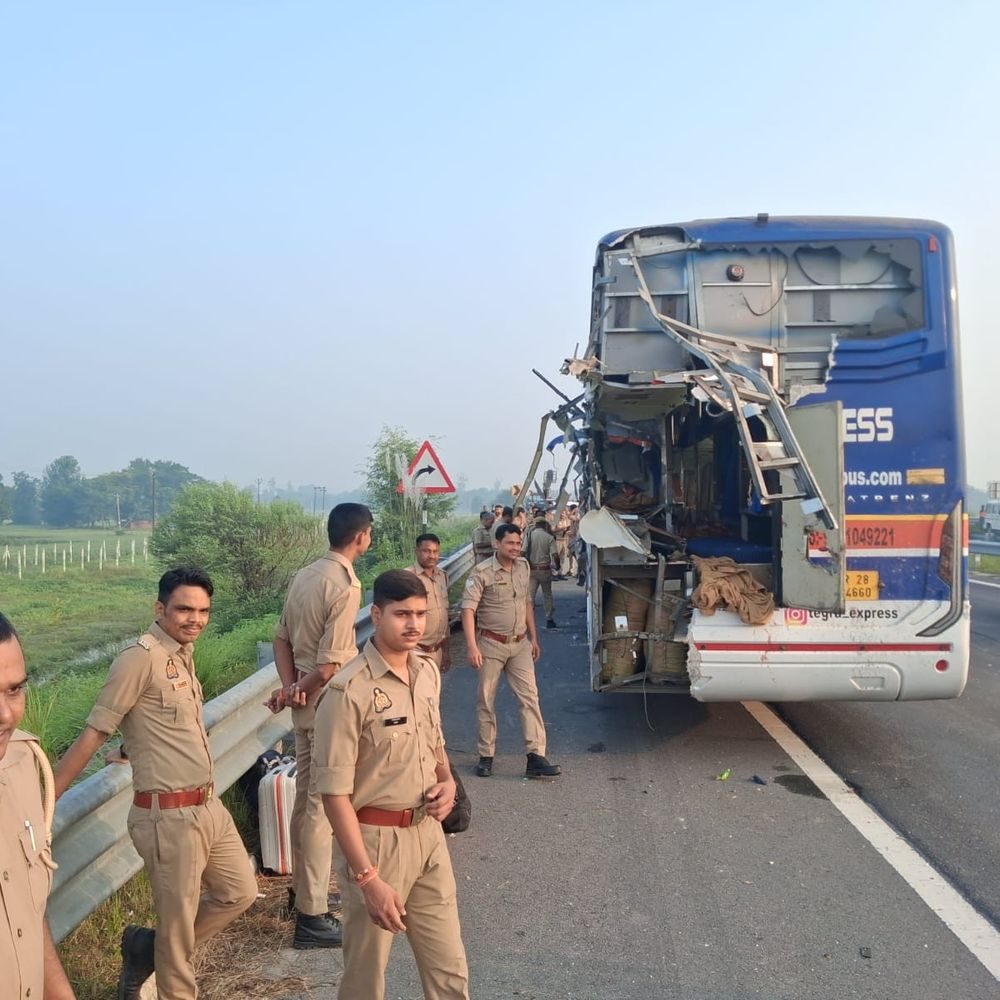 अम्बेडकरनगर में हादसा हुआ तो जागे अफसर, फिर भूल गए:चार मौतों के बाद जांच और कार्रवाई का शोर, लेकिन नहीं रुका दिल्ली-बिहार रूट की लग्जरी बसों का संचालन