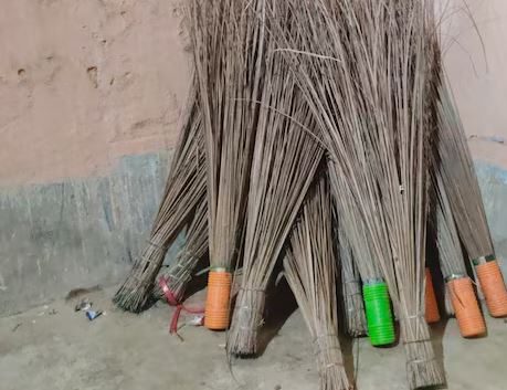 धनतेरस पर क्यों खरीदते हैं 2 झाड़ू? मां लक्ष्मी से जुड़ी है मान्यता, मंदिर में दान करने की भी है परंपरा