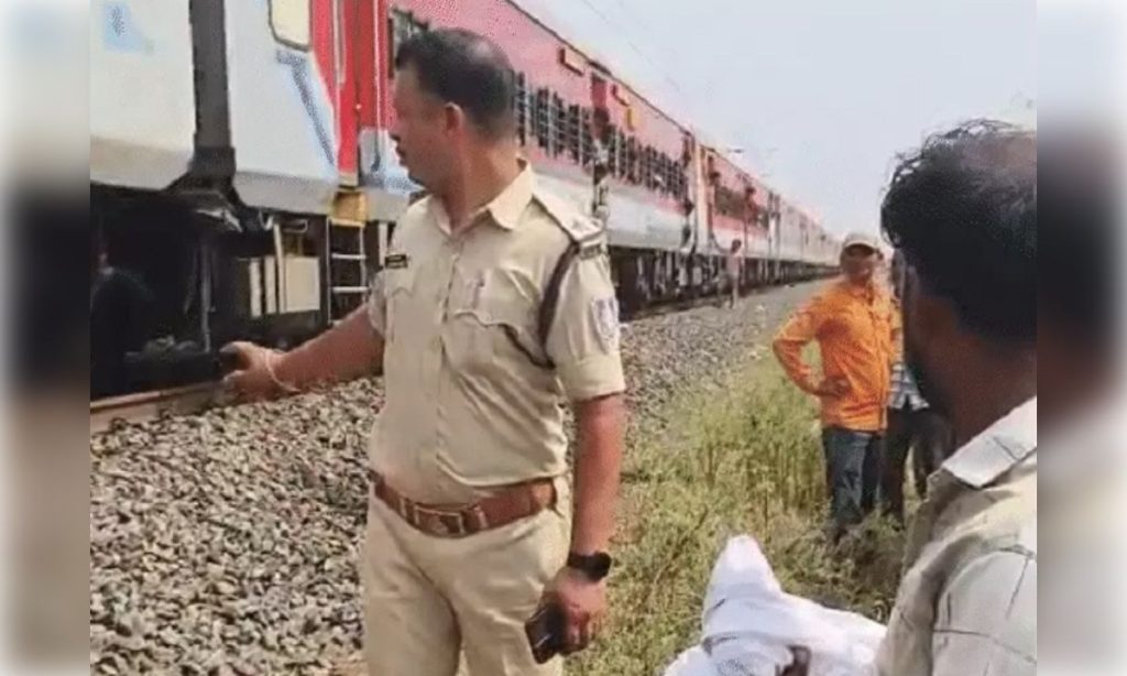 शाजापुर में गोवा एक्सप्रेस की टक्कर से दो रेलकर्मियों की मौत