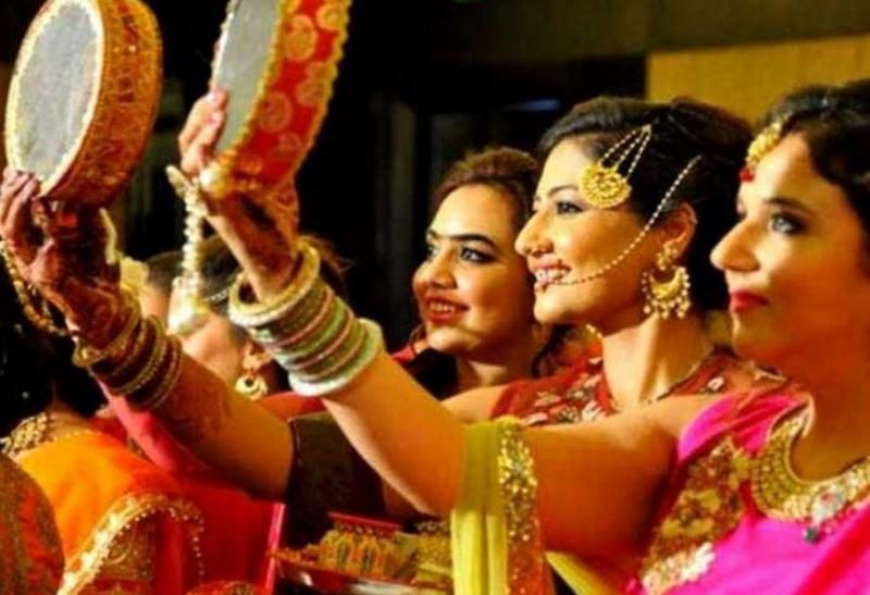 पति की लंबी उम्र और खुशहाली के लिए इस प्रकार करें करवाचौथ का व्रत