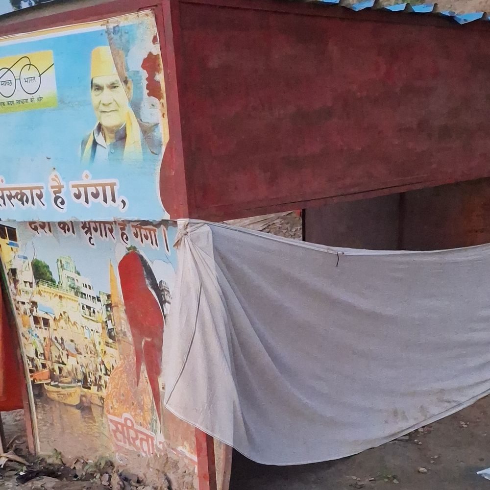 ददरीघाट पर टूटे चेंजिंग रूम में कपड़े बदल रहीं महिलाएं:गंदगी के बीच गंगा स्नान करने को मजबूर श्रद्धालु, सफाई और मरम्मत नहीं होने से परेशानी