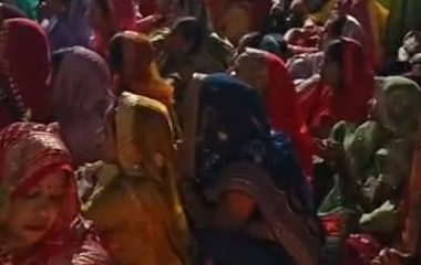 पडरौना में जीउतिया पर्व:चित्रकूट धाम पोखरा में माताओं ने विधि-विधान से की पूजा