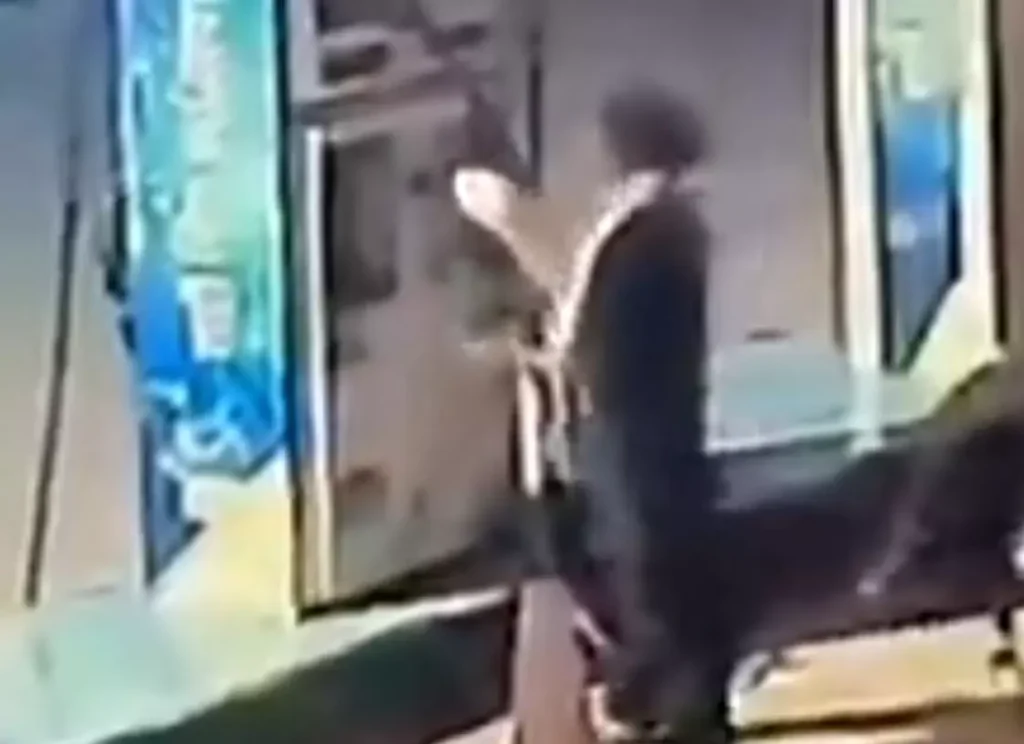 पेट्रोल पंप को आग के हवाले करने की कोशिश, युवक की करतूत CCTV में कैद