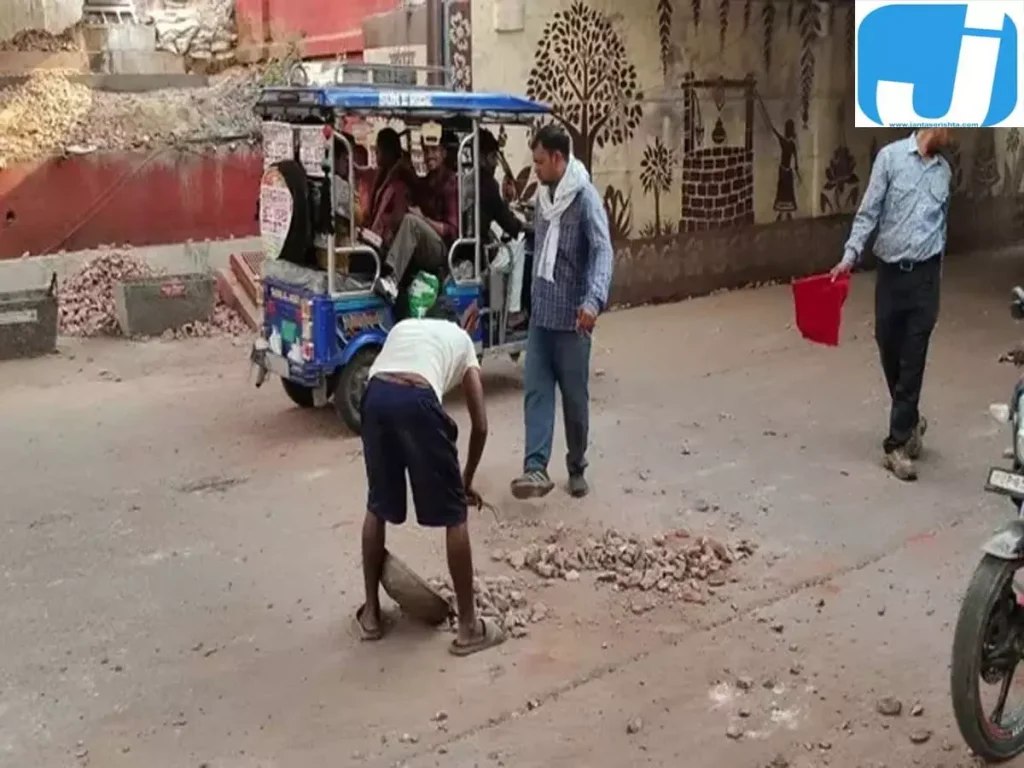 भूतेश्वर अंडरपास पर अचानक गिट्टियों की ‘बरसात’, बड़ा हादसा टला, आधे घंटे लगा जाम