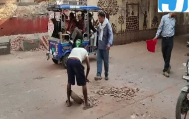 भूतेश्वर अंडरपास पर अचानक गिट्टियों की ‘बरसात’, बड़ा हादसा टला, आधे घंटे लगा जाम