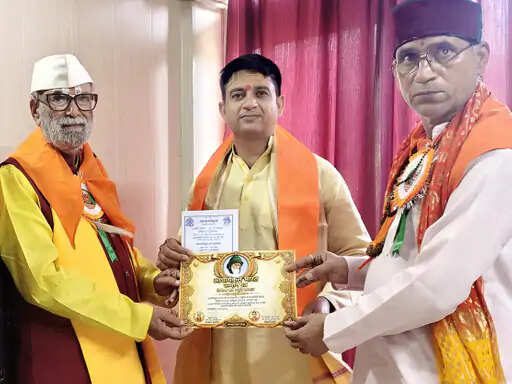बलिया के डॉ. विद्यासागर उपाध्याय को मिला ‘आचार्य विनोबा भावे स्मृति सम्मान-2026’, हरिद्वार में राष्ट्रीय सम्मेलन में हुए सम्मानित