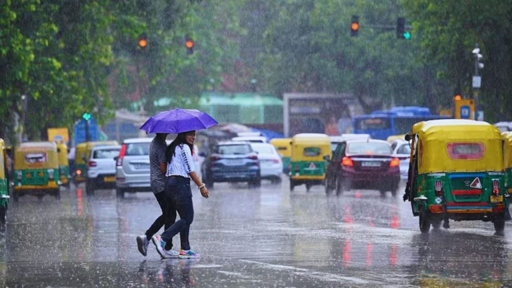 दिल्ली-NCR में बारिश से मौसम हुआ सुहाना, लेकिन हवा अब भी खराब!