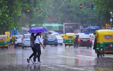 दिल्ली-NCR में बारिश से मौसम हुआ सुहाना, लेकिन हवा अब भी खराब!