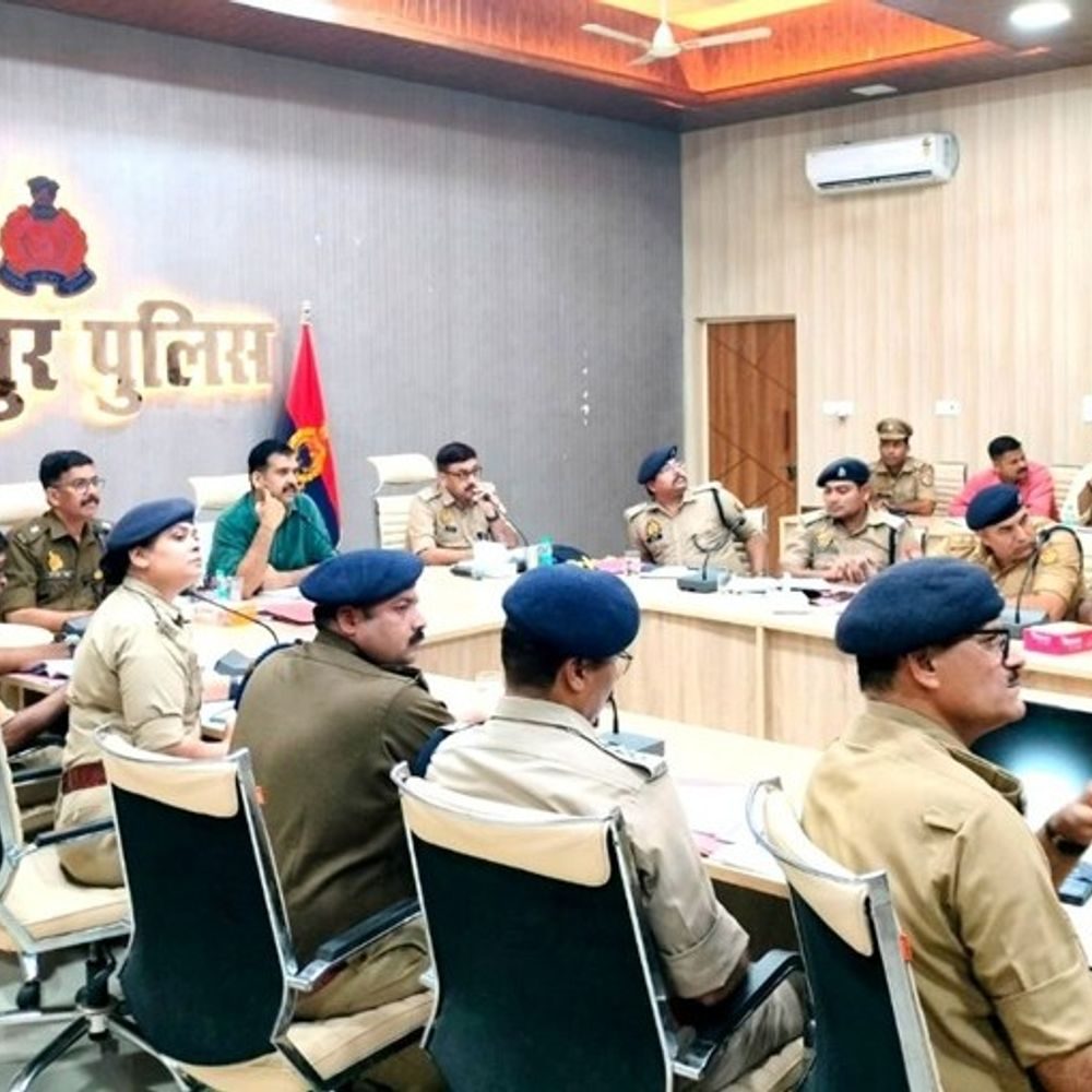 सीतापुर में एसपी ने आधी रात की बैठक:कहा- जनसुनवाई में लापरवाही हुई तो थानाध्यक्षों पर होगी कार्रवाई, महिला सुरक्षा की समीक्षा की