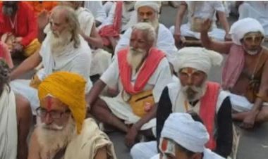 संतों के धरने से कलेक्ट्रेट के बाहर हलचल, अधिकारियों ने बातचीत कर शांत कराया मामला