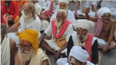संतों के धरने से कलेक्ट्रेट के बाहर हलचल, अधिकारियों ने बातचीत कर शांत कराया मामला
