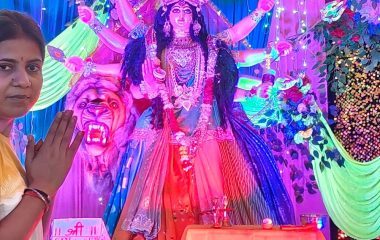 नवरात्रि पर मां महागौरी के दर्शन:पिपरायां में मां दुर्गा की आरती में उमड़ी भीड़, जयकारों के बीच झूमे श्रद्धालु