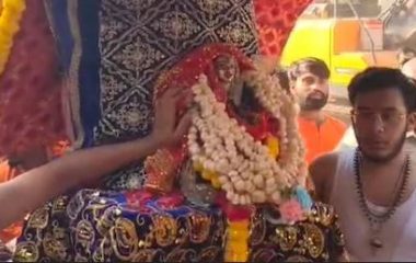 महाकाल की तरह शान से निकलीं उमा माता की सवारी, भक्तों ने बरसाए फूल, पुलिस ने दी सलामी
