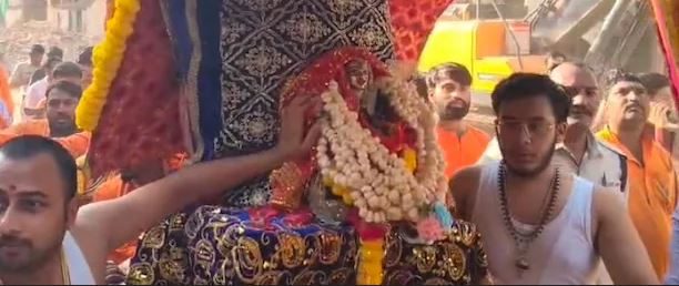 महाकाल की तरह शान से निकलीं उमा माता की सवारी, भक्तों ने बरसाए फूल, पुलिस ने दी सलामी