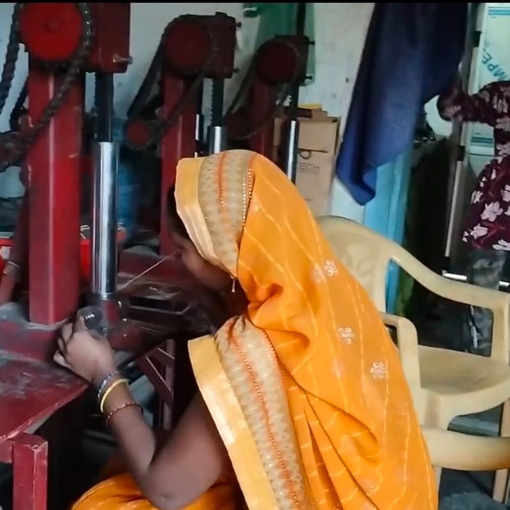 पुष्पा वर्मा ने अगरबत्ती उद्योग से महिलाओं को दिया रोजगार:बोलीं- महिलाओं को आत्मनिर्भर बनना चाहिए, पति के सहयोग से शुरू किया काम