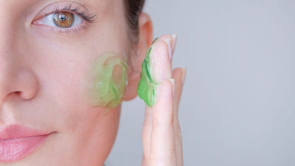 Aloe Vera for Face: क्या रोज चेहरे पर एलोवेरा लगाना सही है? जानें कितनी देर रखें और किन गलतियों से बचें