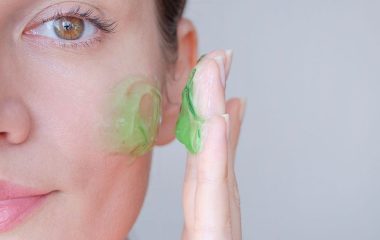 Aloe Vera for Face: क्या रोज चेहरे पर एलोवेरा लगाना सही है? जानें कितनी देर रखें और किन गलतियों से बचें