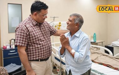 घुटने मुड़कर हो गए थे टेढ़े, 10 सालों तक झुककर चले, पटना में रोबोटिक सर्जरी के बाद सीधे खड़े हुए सुशील सिंह