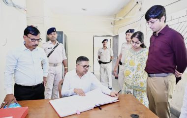 कोषागार में डीसी का औचक निरीक्षण, दिए वित्तीय अनुशासन पर सख्त निर्देश