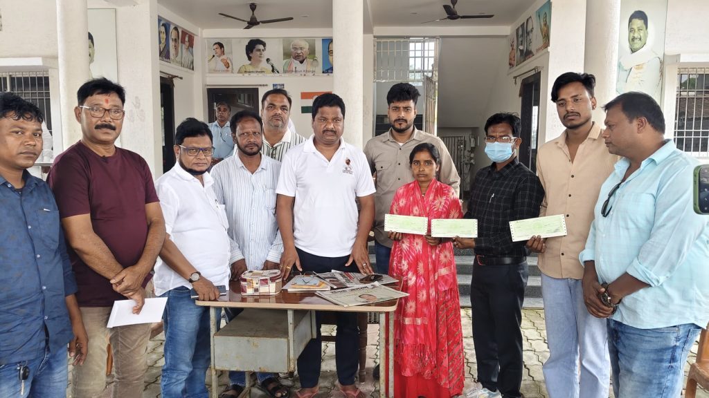 खिजरी विधायक राजेश कच्छप ने 06 लाभार्थियों को मुख्यमंत्री चिकित्सा अनुदान राहत की राशि सौपा