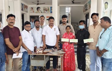 खिजरी विधायक राजेश कच्छप ने 06 लाभार्थियों को मुख्यमंत्री चिकित्सा अनुदान राहत की राशि सौपा