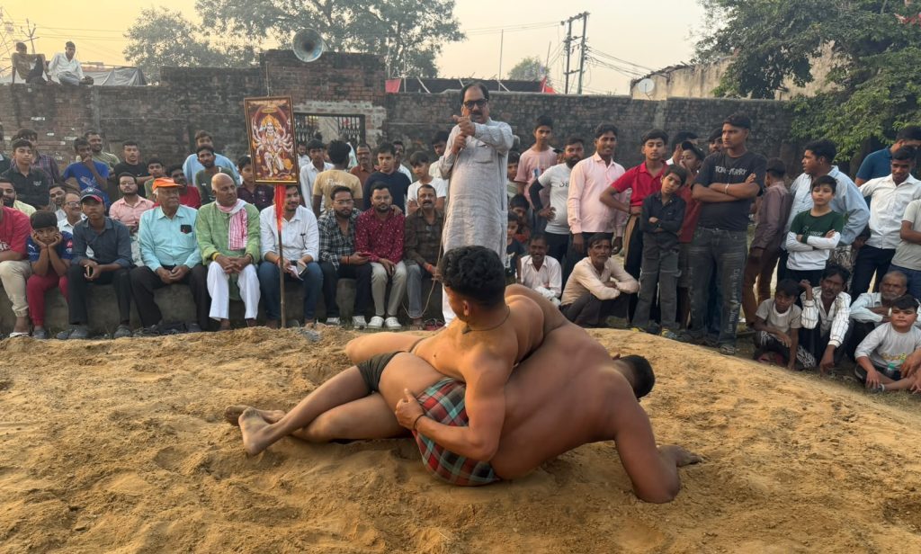 रामलीला महोत्सव में नारायणी मल्ल कला के तत्वाधान में आयोजित दंगल