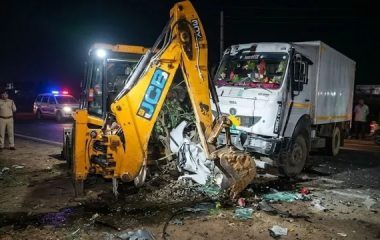 ट्रॉले से टकराकर कार के उड़े परखच्चे, शव निकालने के लिए बुलडोजर की मदद