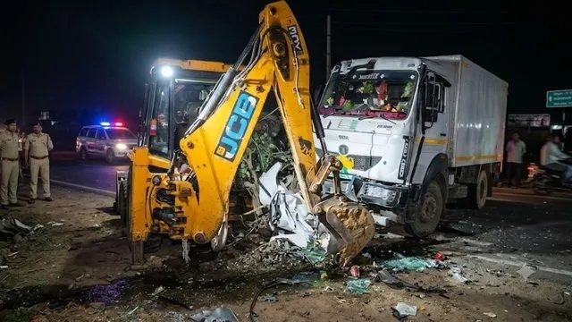 ट्रॉले से टकराकर कार के उड़े परखच्चे, शव निकालने के लिए बुलडोजर की मदद