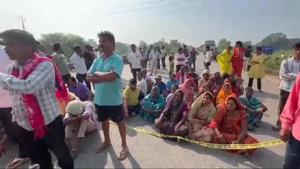कांकेर बाईपास पर हादसा : कार की टक्कर से दो युवकों की मौत, गुस्साए ग्रामीणों ने NH-30 पर किया चक्काजाम