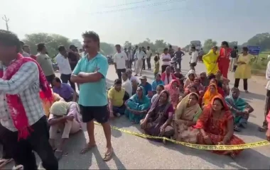 कांकेर बाईपास पर हादसा : कार की टक्कर से दो युवकों की मौत, गुस्साए ग्रामीणों ने NH-30 पर किया चक्काजाम
