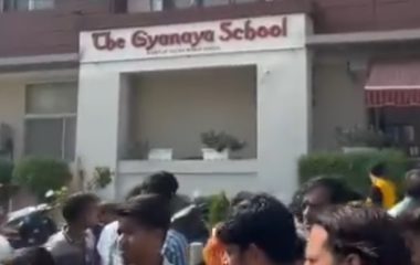 आरटीई के बच्चों का नाम कटवाने का दबाव, ज्ञानाया स्कूल के बाहर अभिभावकों का हंगामा