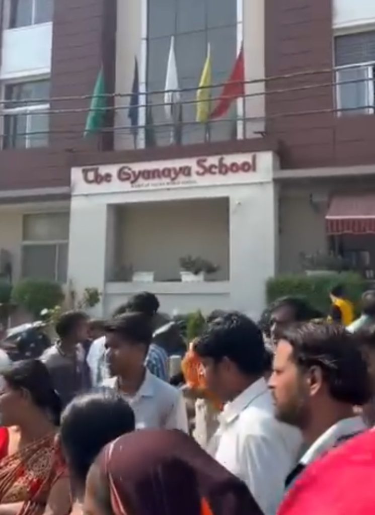 आरटीई के बच्चों का नाम कटवाने का दबाव, ज्ञानाया स्कूल के बाहर अभिभावकों का हंगामा