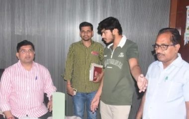 मरीजों की जिंदगी से खिलवाड़ का खेल बेनकाब अस्पताल में डिग्रीविहीन युवकों के हाथों इलाज, स्वास्थ्य विभाग की छापेमारी से मचा हड़कंप