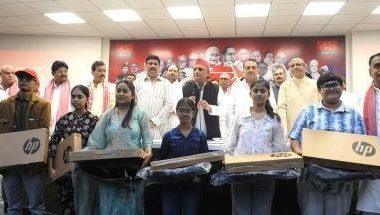 अखिलेश यादव ने 10 मेधावियों को दिए लैपटॉप, मेहनत से आगे बढ़ने की दी सीख