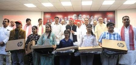 अखिलेश यादव ने 10 मेधावियों को दिए लैपटॉप, मेहनत से आगे बढ़ने की दी सीख