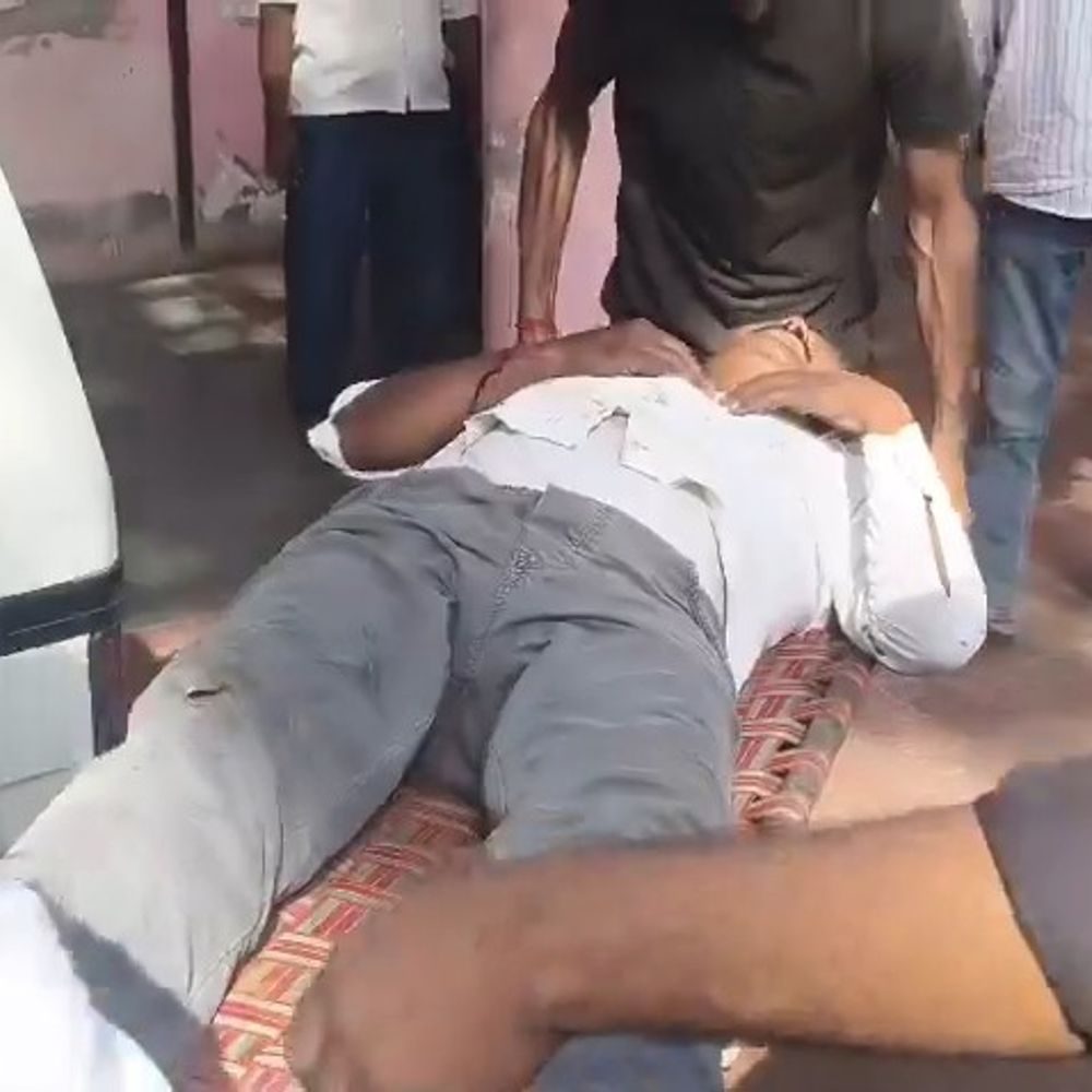 फतेहपुर में पिकअप-बाइक की आमने-सामने भिड़ंत:तीन युवक गंभीर घायल, एक की हालत नाजुक, तेज रफ्तार बनी हादसे की वजह