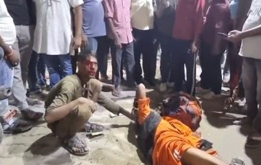 युवक ने साधु को घूंसे मारे, चप्पल से पीटा:हरदोई में सड़क पर गिराकर दोनों ने एक दूसरे को पीटा