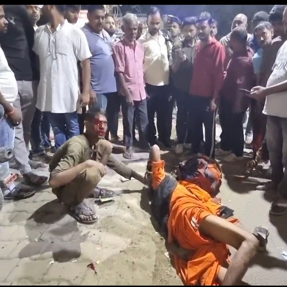 युवक ने साधु को घूंसे मारे, चप्पल से पीटा:हरदोई में सड़क पर गिराकर दोनों ने एक दूसरे को पीटा