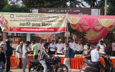 Ambala News: पंजाबी बिरादरी विकास सभा ने बांटा प्रसाद