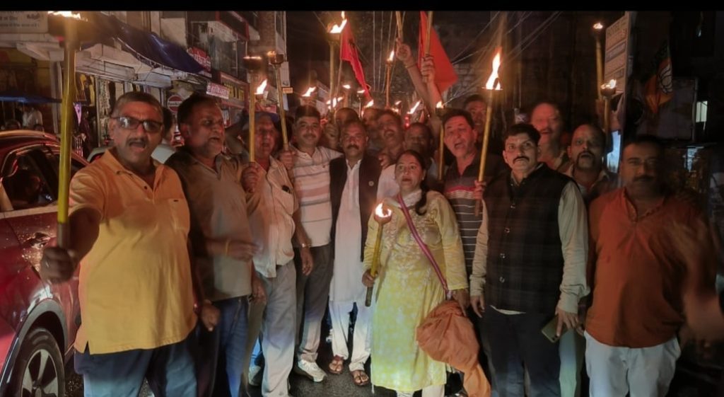 Kangra News: यूजीसी के विरोध में सवर्ण समाज ने निकाला मशाल जुलूस