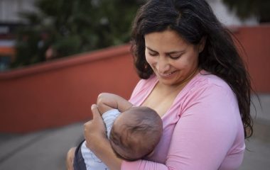 Breastfeeding के दौरान निप्पल में दर्द को न समझें नॉर्मल