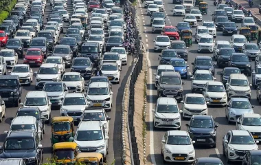 Delhi Traffic Alert:आज दिल्ली में होगा भयंकर जाम! दोपहर 3 बजे से ट्रैफिक पर असर, निकलने से पहले देखें एडवाइजरी
