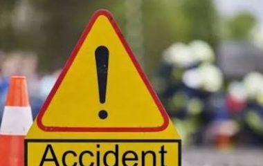 सुलतानपुर में दर्दनाक हादसा: पूर्वांचल एक्सप्रेसवे पर खड़े ट्रक में घुसी तेज रफ्तार कार, 3 की मौत; 3 गंभीर घायल