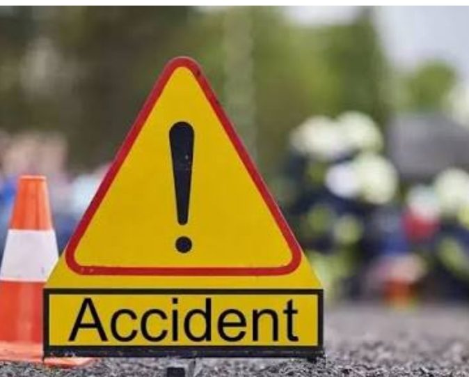 सुलतानपुर में दर्दनाक हादसा: पूर्वांचल एक्सप्रेसवे पर खड़े ट्रक में घुसी तेज रफ्तार कार, 3 की मौत; 3 गंभीर घायल