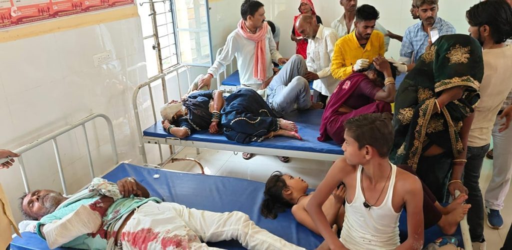 Jalaun News: श्रद्धालुओं से भरी ट्रैक्टर-ट्रॉली पलटी, 20 घायल